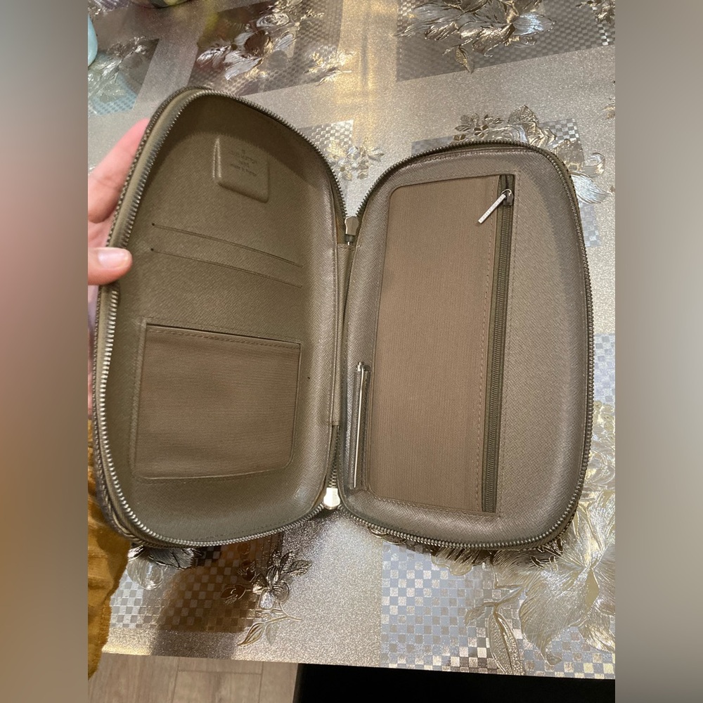 💯% Authentic Louis Vuitton crossbody - Picture 10 of 16